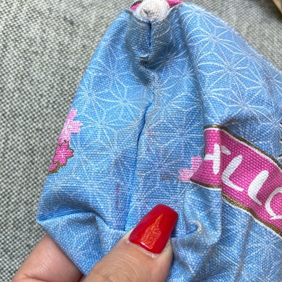 💕 Hello Kitty Plush Toy and Make up Bag! - Picture 10 of 17